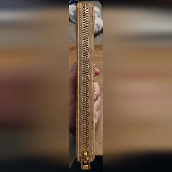 Miu Miu Beige Crocodile-Embossed Wallet - Picture 4 of 8